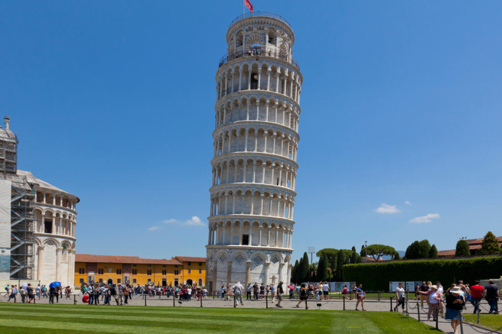 Der Schiefe Turm von Pisa, weißer Turm mit einer Neigung nach rechts, davor viele Touristen