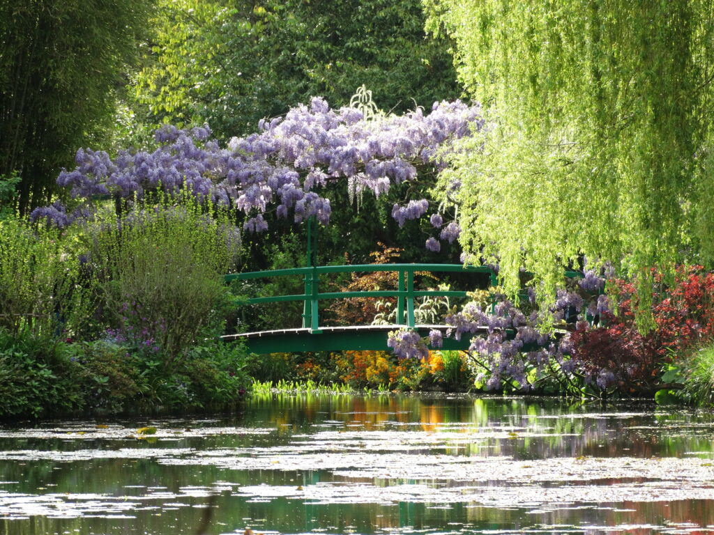 Dia japanische Brücke und der Seerosenteich in dem Garten von Claude Monet