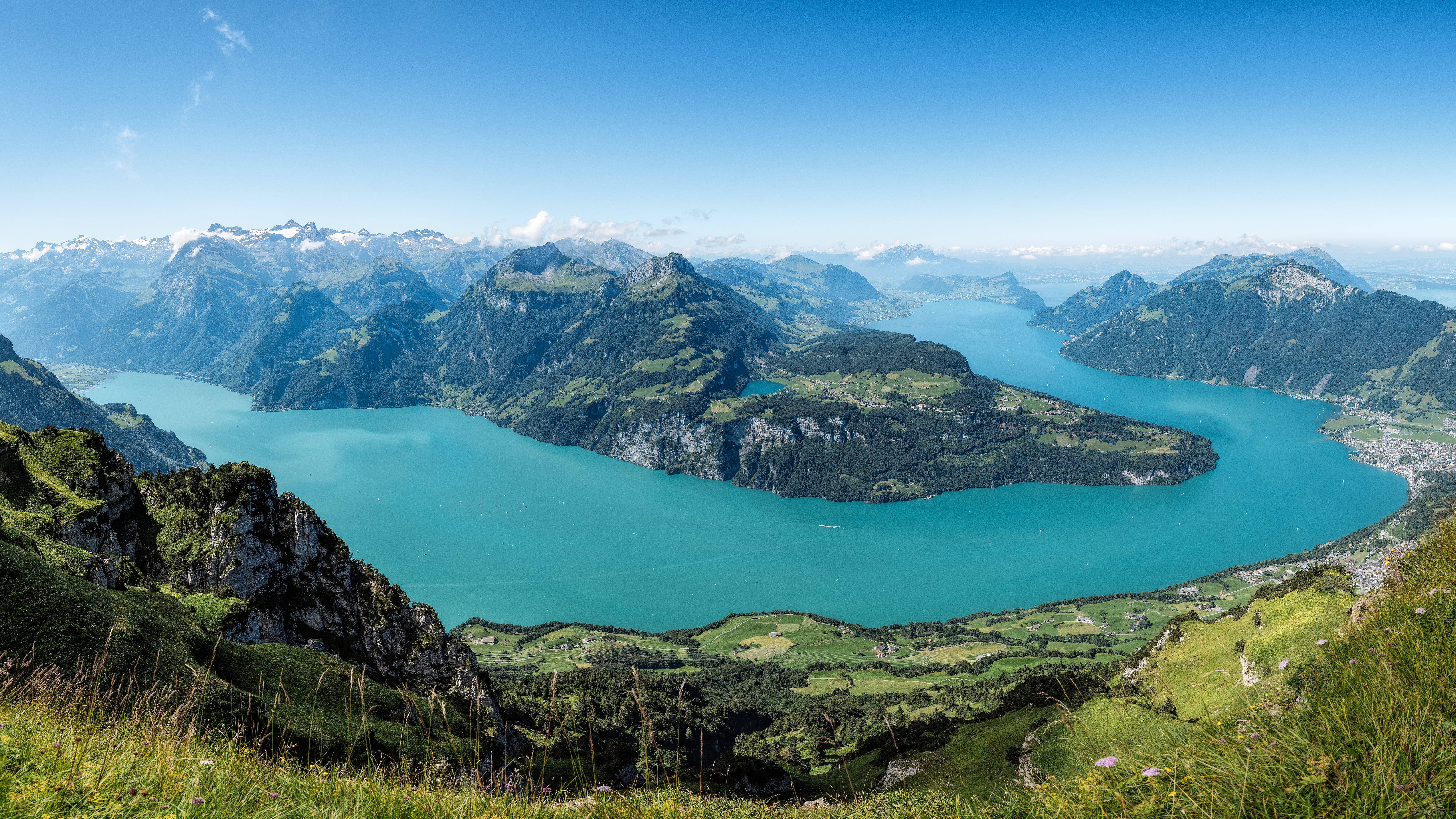 Panoramablick auf den Vierwaldstättersee, umgeben von Bergen, mit Wäldern und Wiesen, Top Sehenswürdigkeit in der Schweiz
