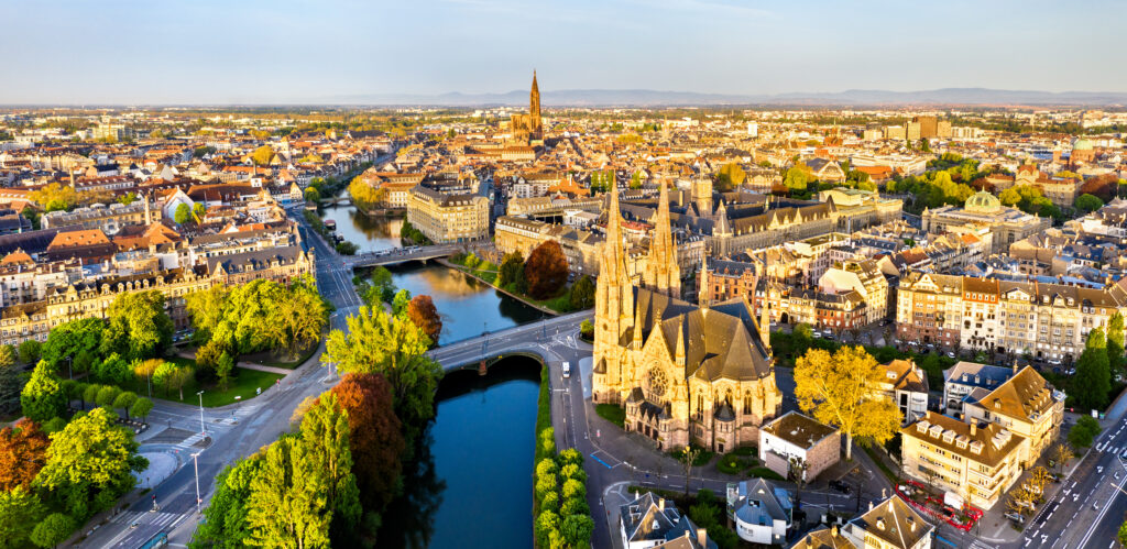 Straßburg aus der Vogelansicht, Blick auf das Münster, einen Fluss und Häuser des Stadtzentrums