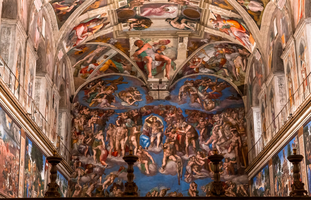 Die Decke der Sixtinischen Kapelle, bemalt mit Fresken, die Engel und biblische Geschehnisse darstellen