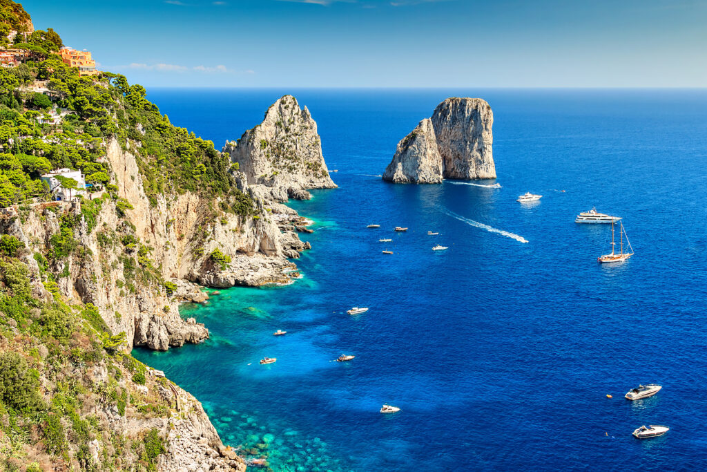 Das türkisblaue Meer im Golf von Neapel und die Felswände der Insel Capri