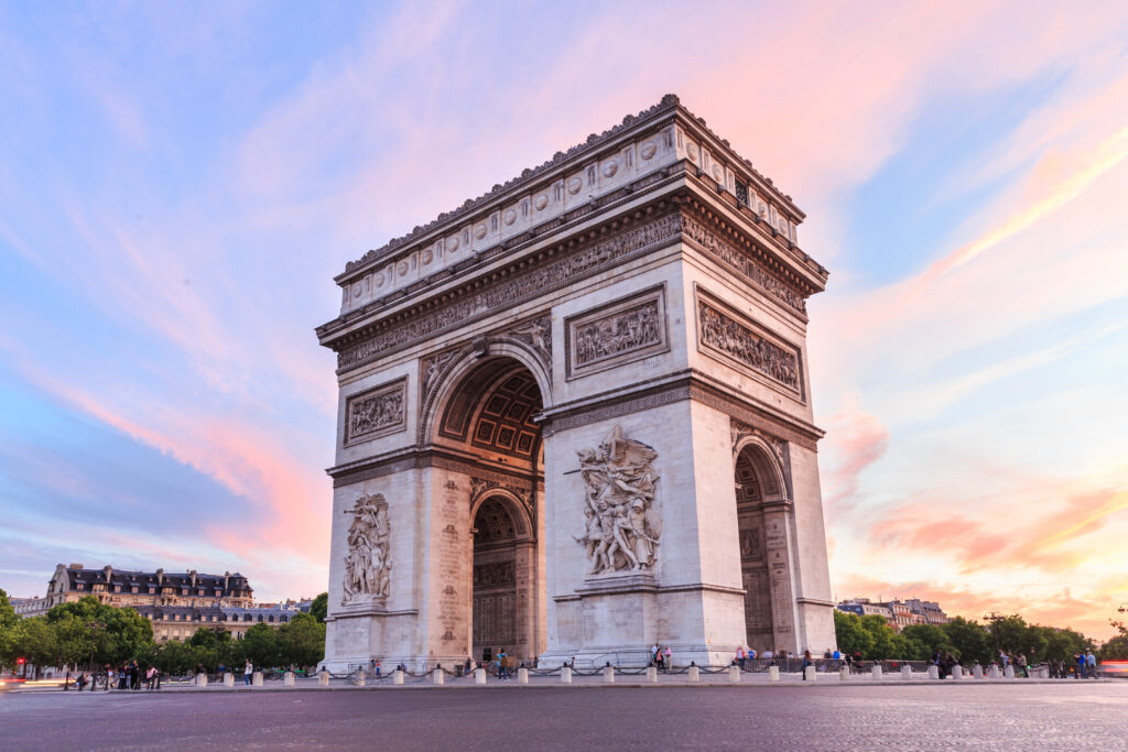 Der Triumphbogen in Paris bei Sonnenuntergang