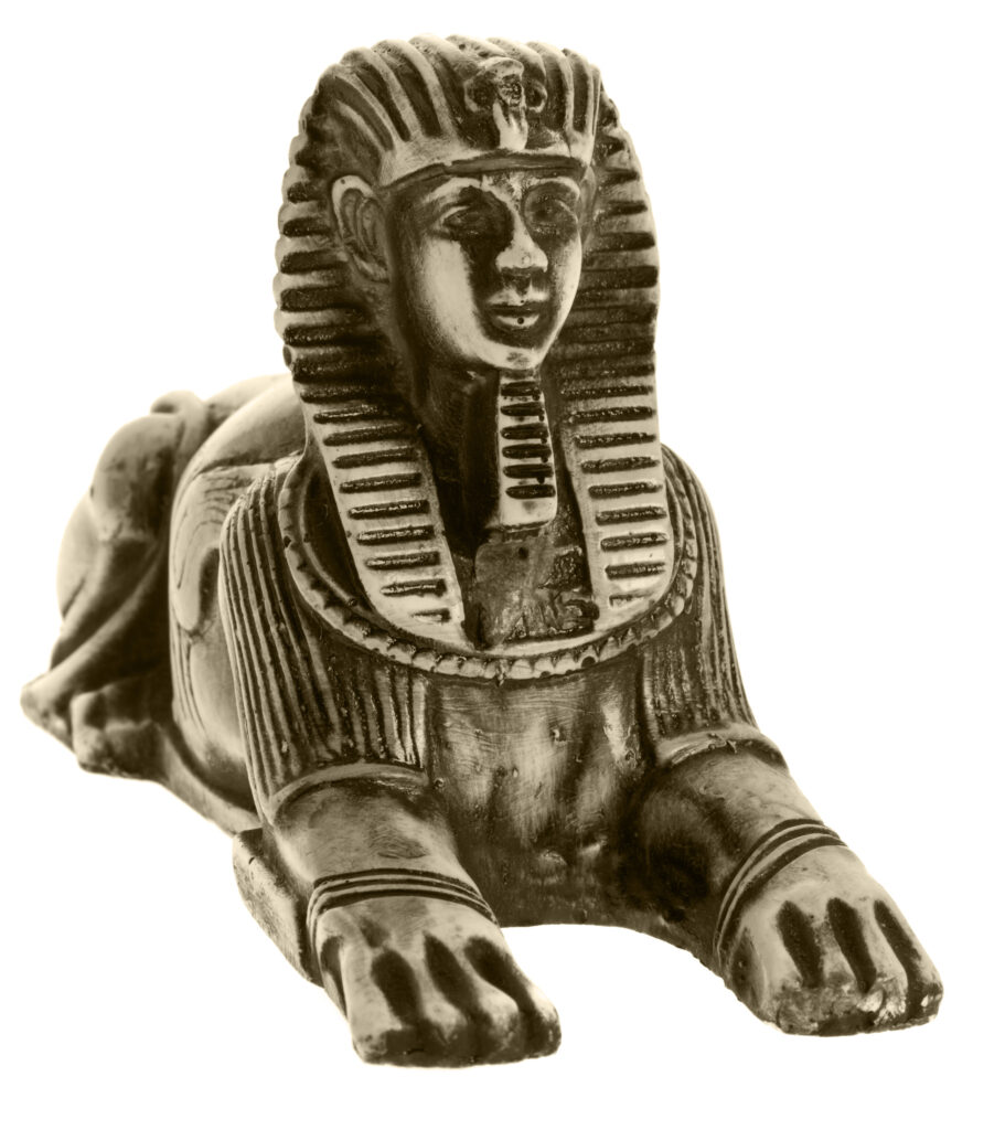 Eine ägyptische Statue, die Sphinx, ein Fabelwesen, das auf den Unterarmen abgestützt ist und den Kopf und Oberkörper nach oben ausgerichtet hat.
