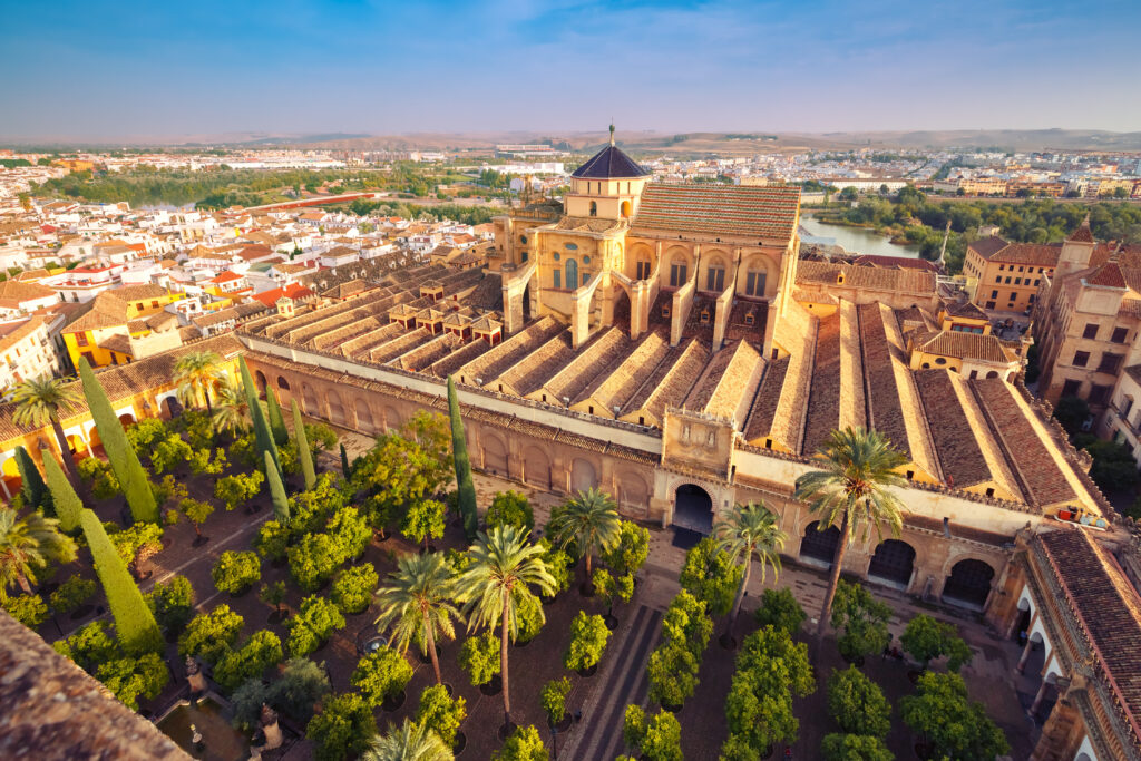 Mezquita-Catedral de Córdoba: Eine historisch bedeutsame Glaubensstätte und herausragende Sehenswürdigkeit in Spanien