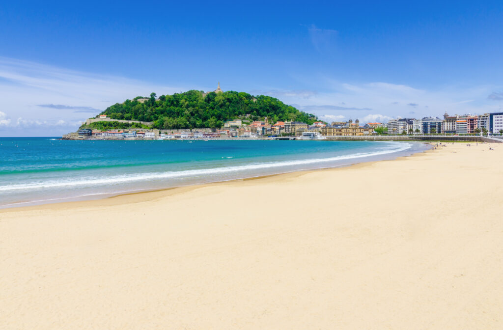 Der Strand La Concha in San Sebastian: Eine malerische Sehenswürdigkeit für Wassersportabenteuer und Entspannung