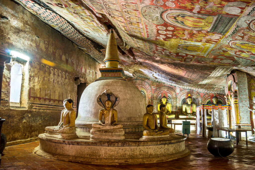 Buddha-Statuen und Wandmalereien im Dambulla-Höhlentempel