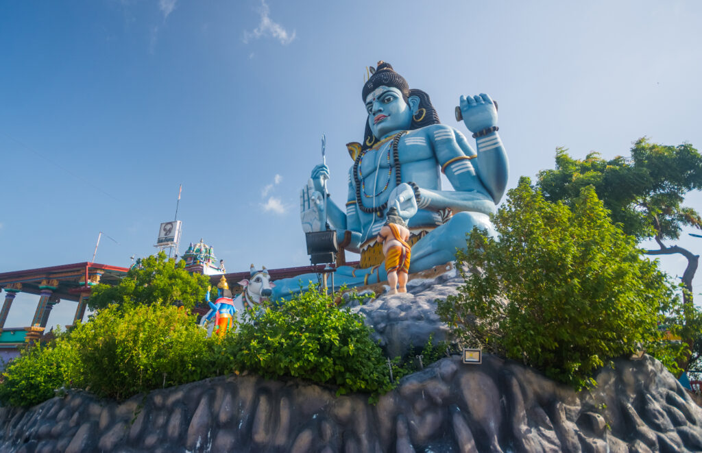Die riesige Shiva-Statue des Tirokoneswaram-Tempels ist schon von Weitem zu sehen.