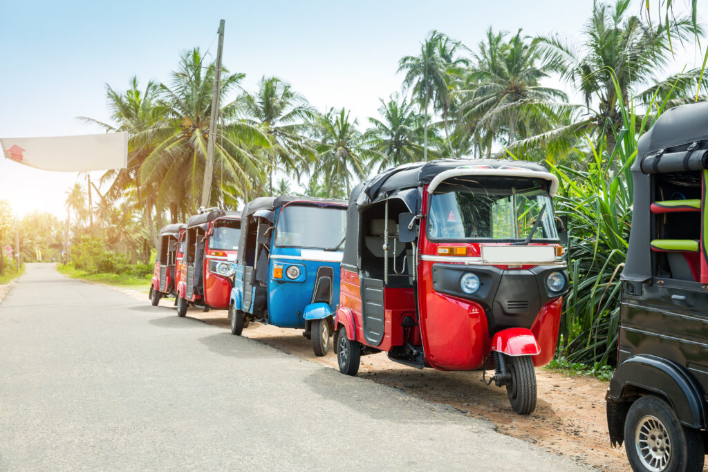 Tuk Tuks prägen das Straßenbild in Sri Lanka. Mit ihnen lassen sich Sehenswürdigkeiten in Sri Lanka bequem erreichen.