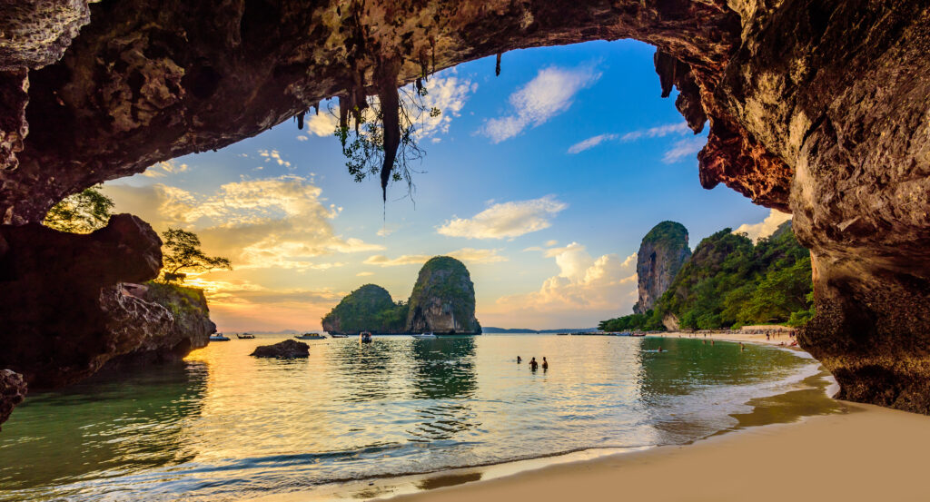 Ein Höhlenstrand in Krabi.