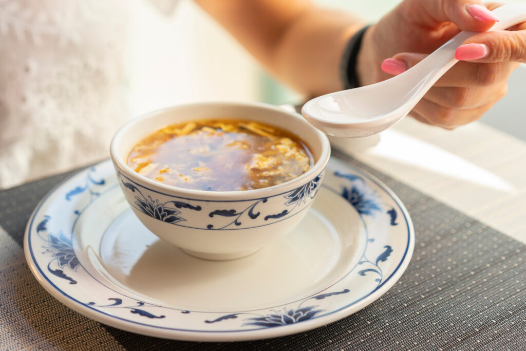 Asiatische Kohlsuppe mit Chinakohl und Tofu als Eiweiß-Quelle.