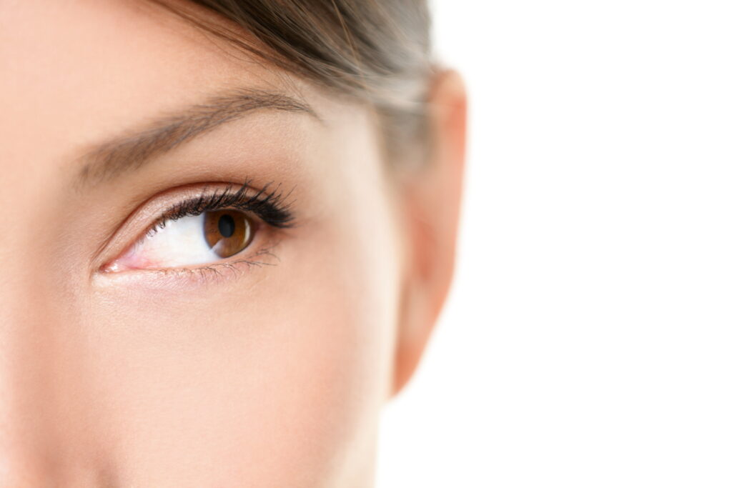 Gesichtsyoga-Übung gegen Augenringe und Tränensäcke.
