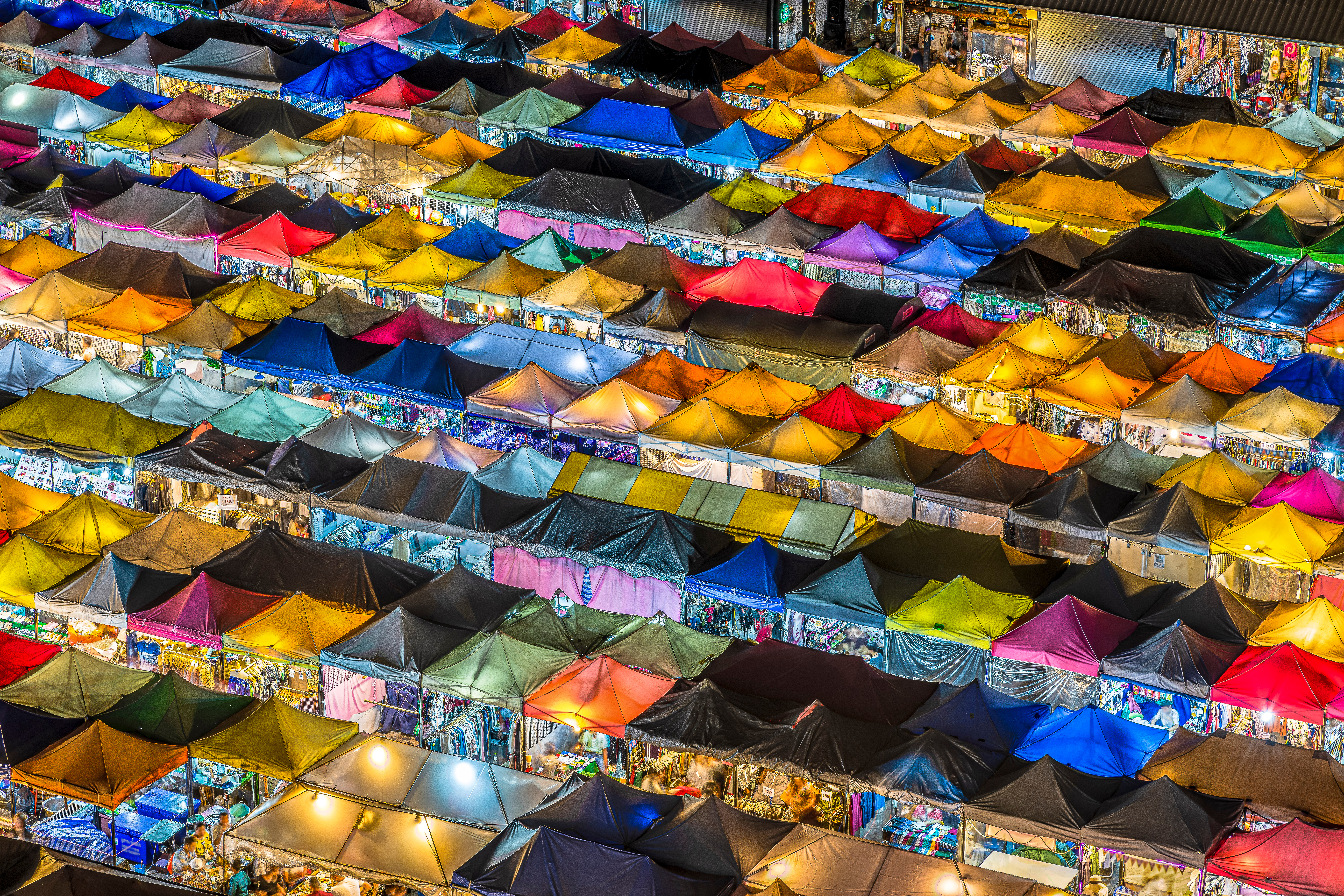 Verkaufsstände so weit das Auge reicht auf dem Nachtmarkt in Bangkok.