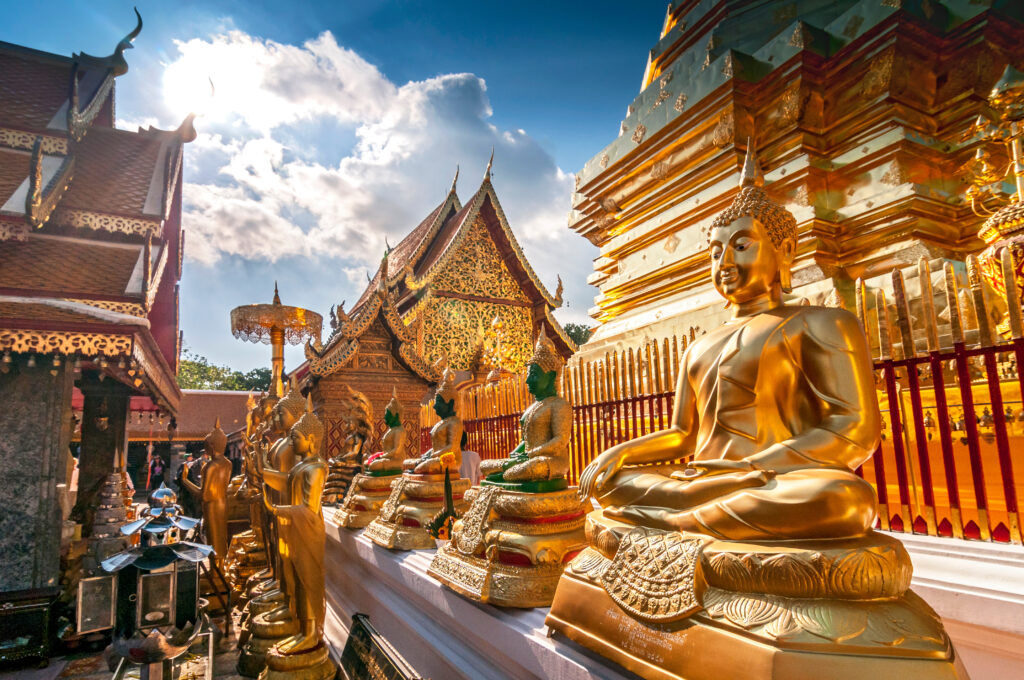 Goldene Buddha-Statuen im Wat Phra Doi Suthep, dem wichtigsten Tempel von Chiang Mai.