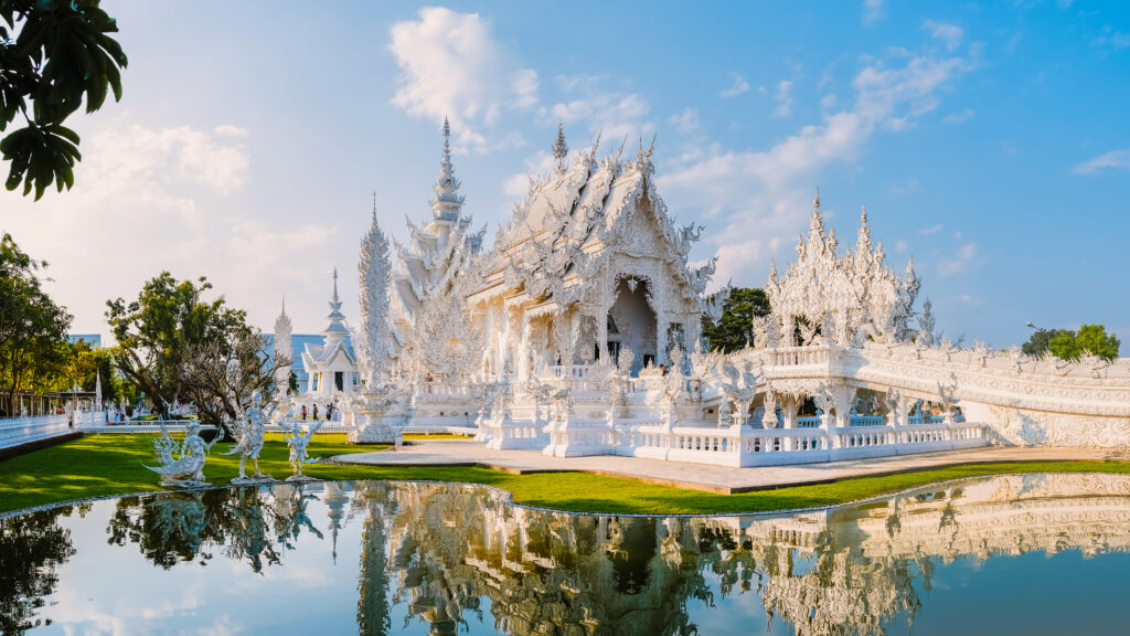 Der Weiße Tempel Wat Rong Khun - eine der atemberaubendsten Sehenswürdigkeiten in Thailand.