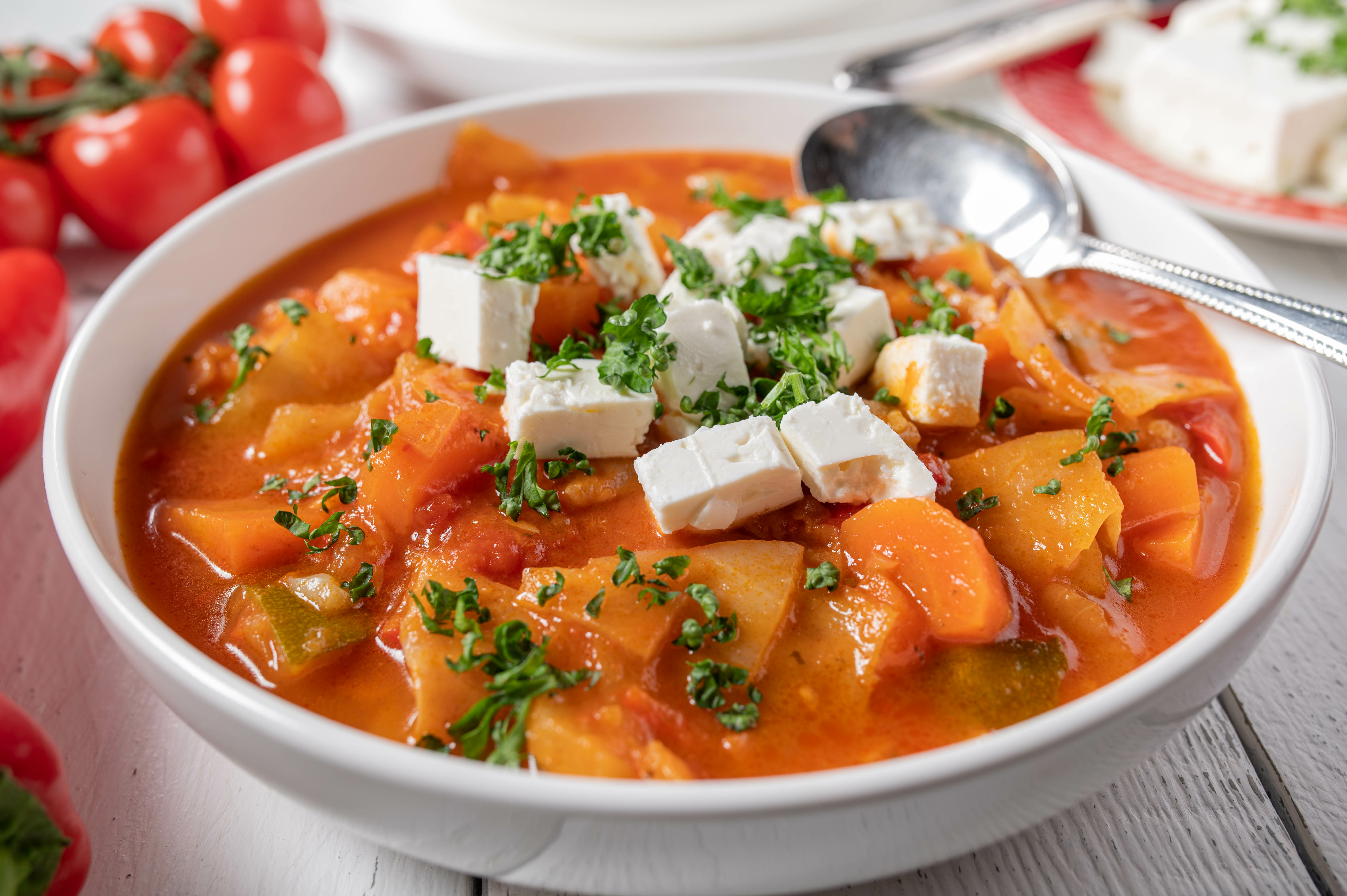 Leckere mediterrane Kohlsuppe mit Feta.