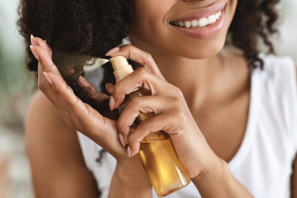 Rosmarinwasser für die Haare in einer Sprühflasche