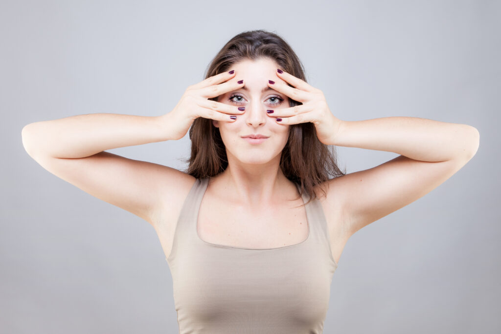 Gesichtsyoga-Übung gegen Augenfalten