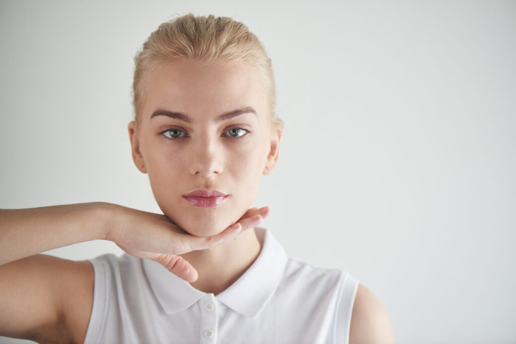 Diese Gesichtsyoga-Übung kann gegen ein Doppelkinn helfen.