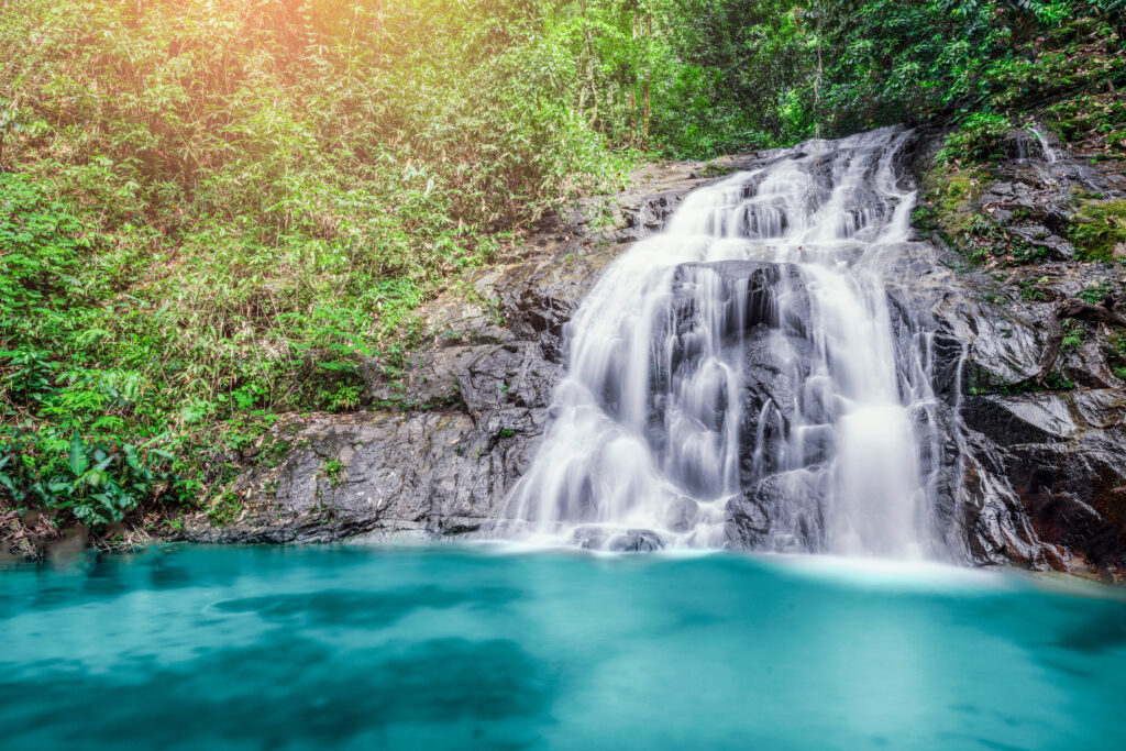 In Khao Lak gibt es viele Wasserfälle zu entdecken.