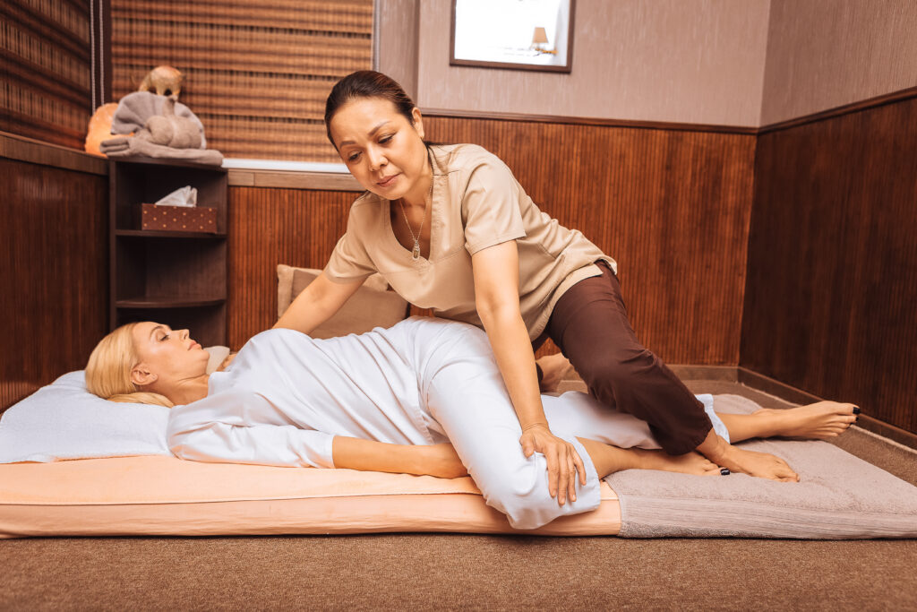 Dehnübung während einer SHiatsu-Massage