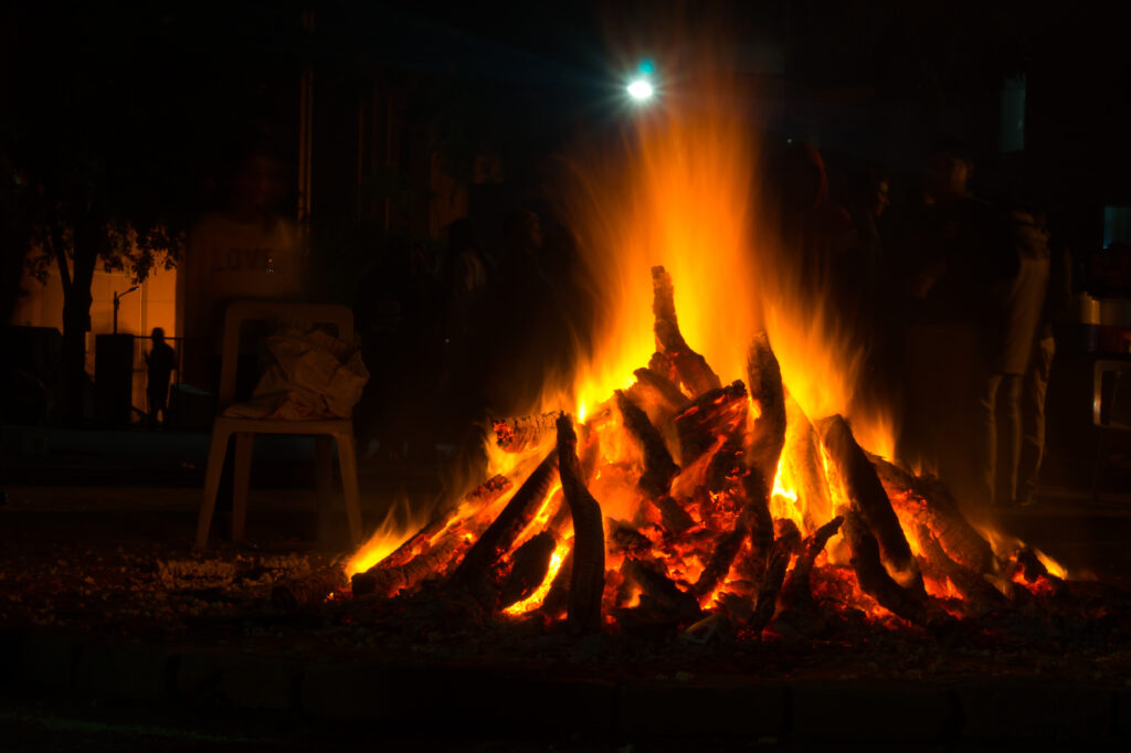 Holika Dahan am Vorabend von Holi.