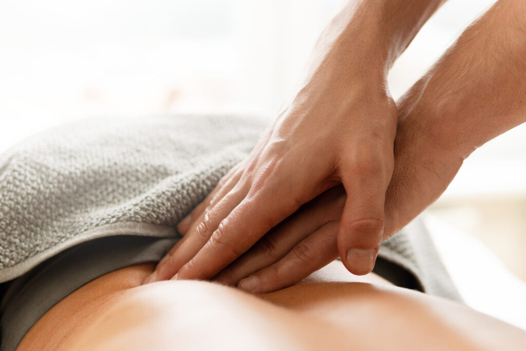 Massieren von bestimmten Druckpunkten bei einer Shiatsu-Massage