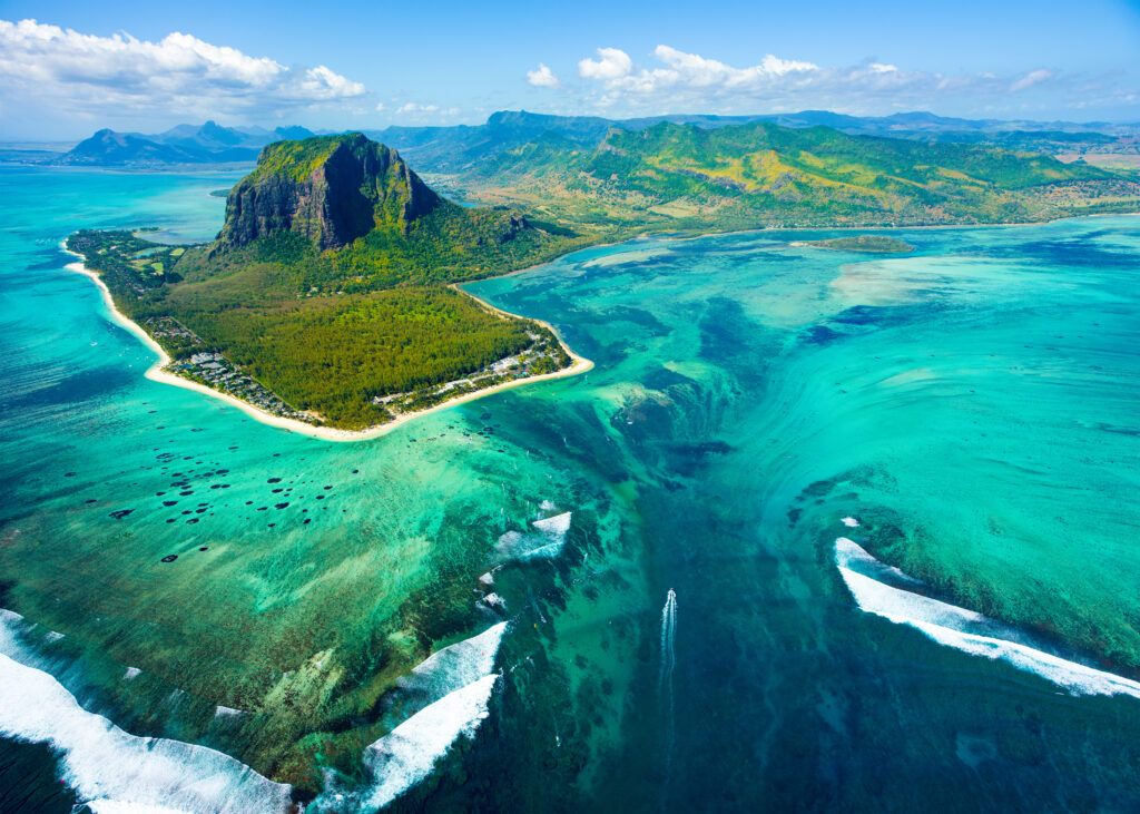 Eine der bekanntesten Sehenswürdigkeiten auf Mauritius: Der Wasserfall im Meer