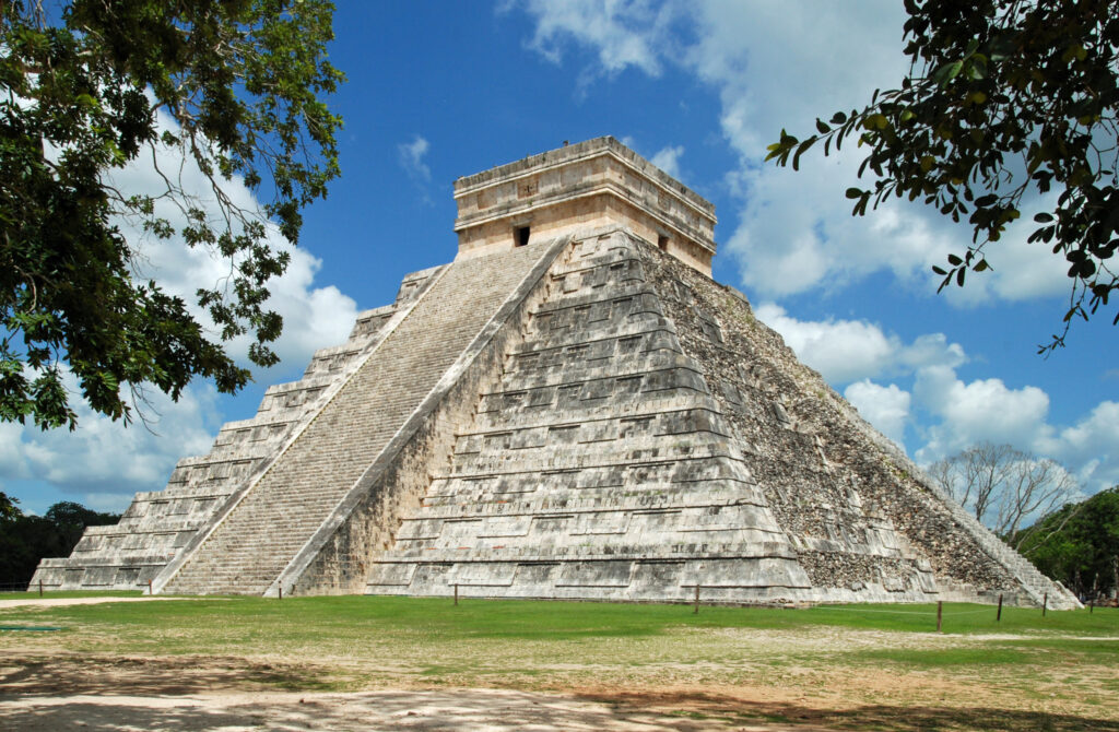 Die bekannteste Sehenswürdigkeit in Mexiko - die Stufenpyramide El Castillo in Chichén Itzá.