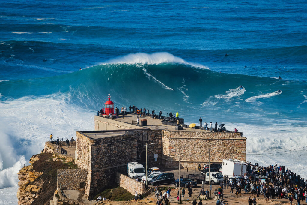 Surfen auf gigantischen Wellen in Nazaré