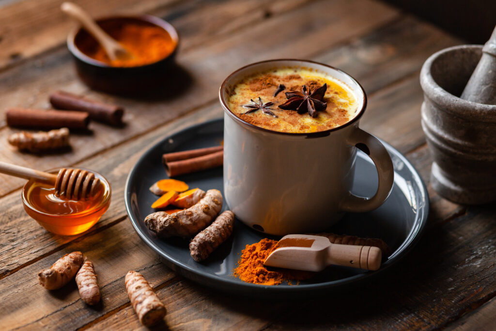 Goldene Milch als morgendliches Getränk für das Vata-Dosha