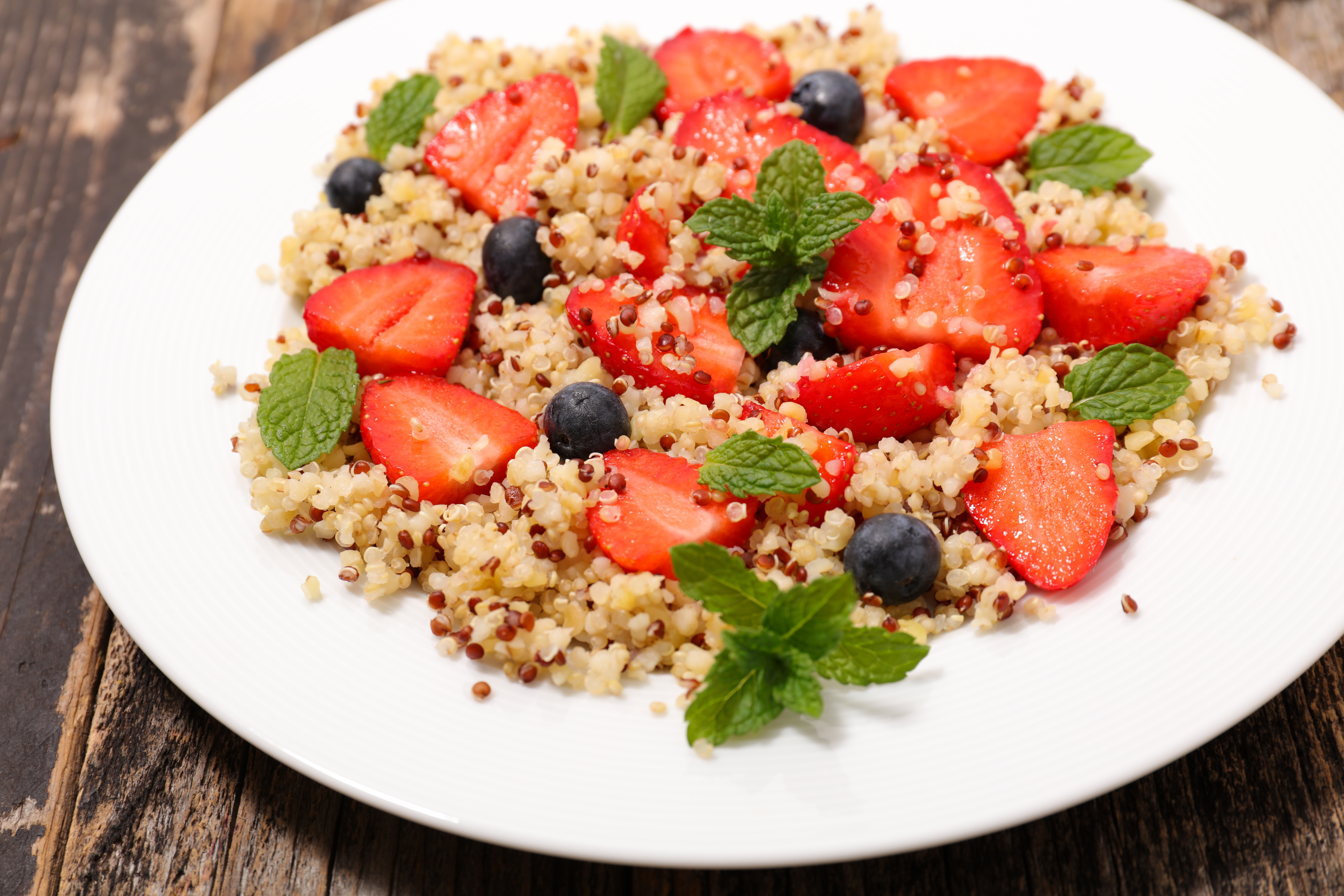 Gekochter Quinoa mit frischen Früchten für das Pitta-Frühstück
