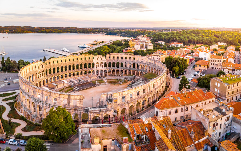 Das Amphitheater in Pula ist eine berühmte Sehenswürdigkeit in Kroatien.