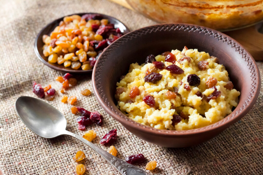 Haferbrei mit Rosinen als warmes Vata-Frühstück