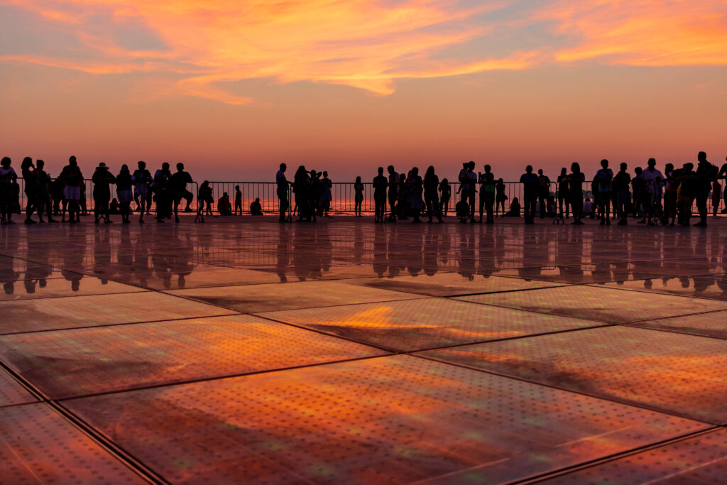 Die Sonnenuntergänge in Zadar sind eine einzigartige Sehenswürdigkeit