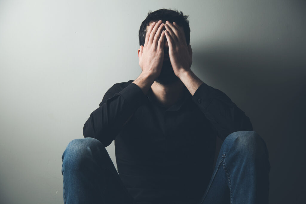 Mann mit Depressionen durch Überlastung m Arbeitsplatz