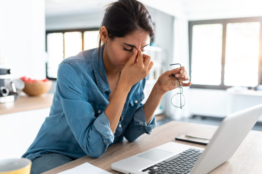 Gestresste Frau am Arbeitsplatz