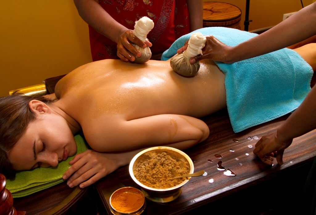Die ayurvedische Kräuterstempelmassage Pinda Sveda