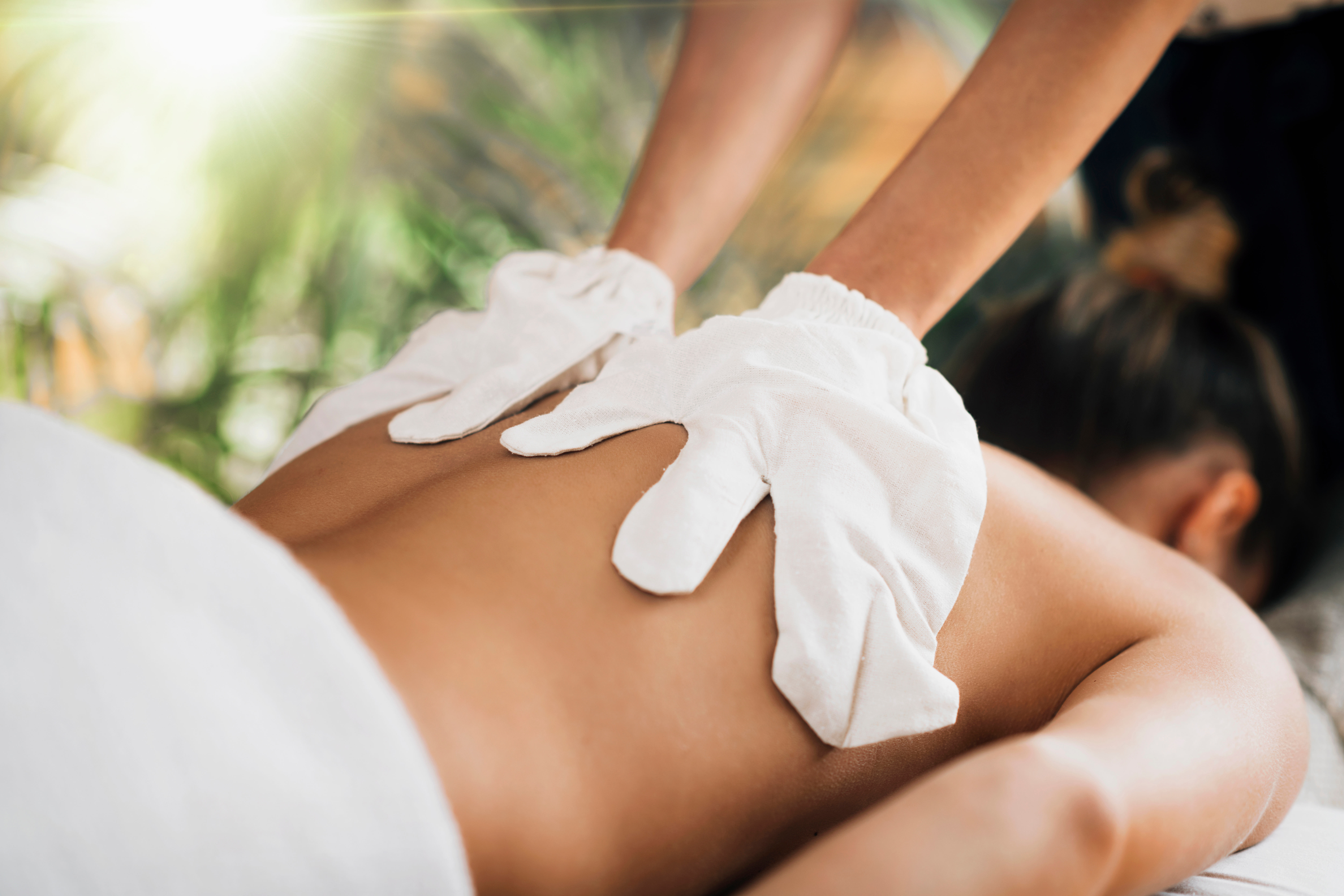 Ayurveda Garshana Massage mit Seidenhandschuhen