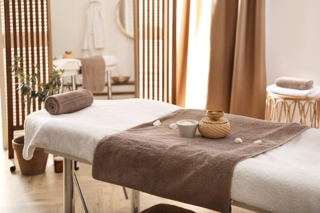 Eine Massageliege im Massagestudio
