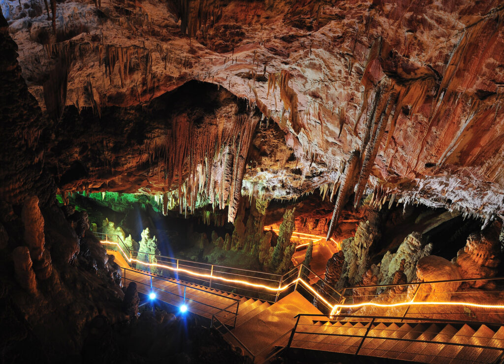 Das Innere der Oylat Höhle in der Türkei
