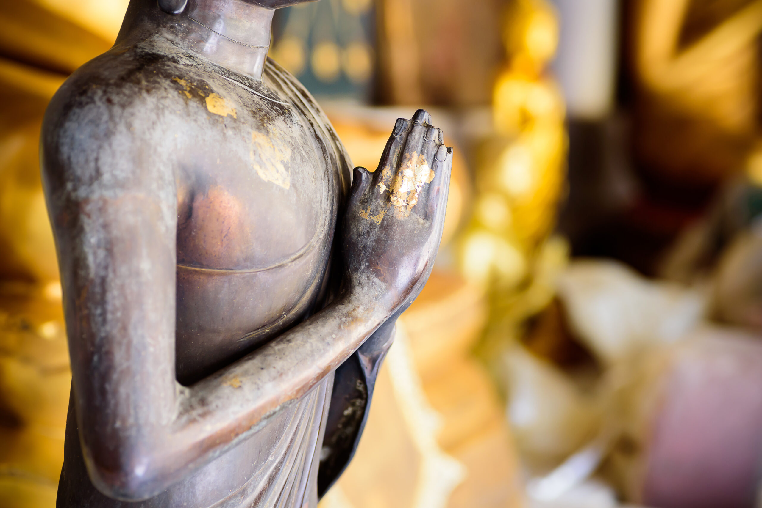 Statue führt Namaste aus und zeigt das Anjali Mudra