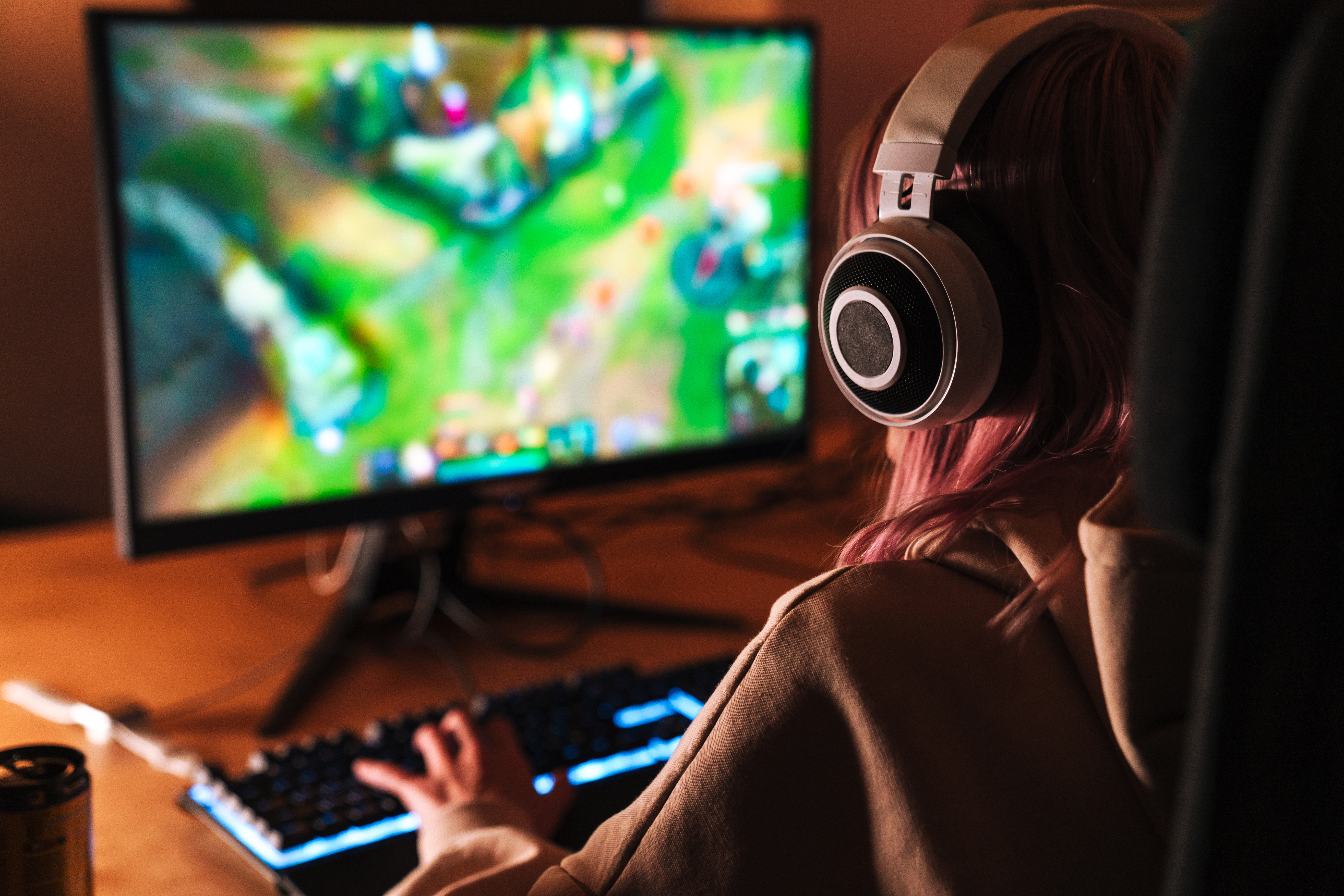 Ein Mädchen spielt das Videospiel League of Legends