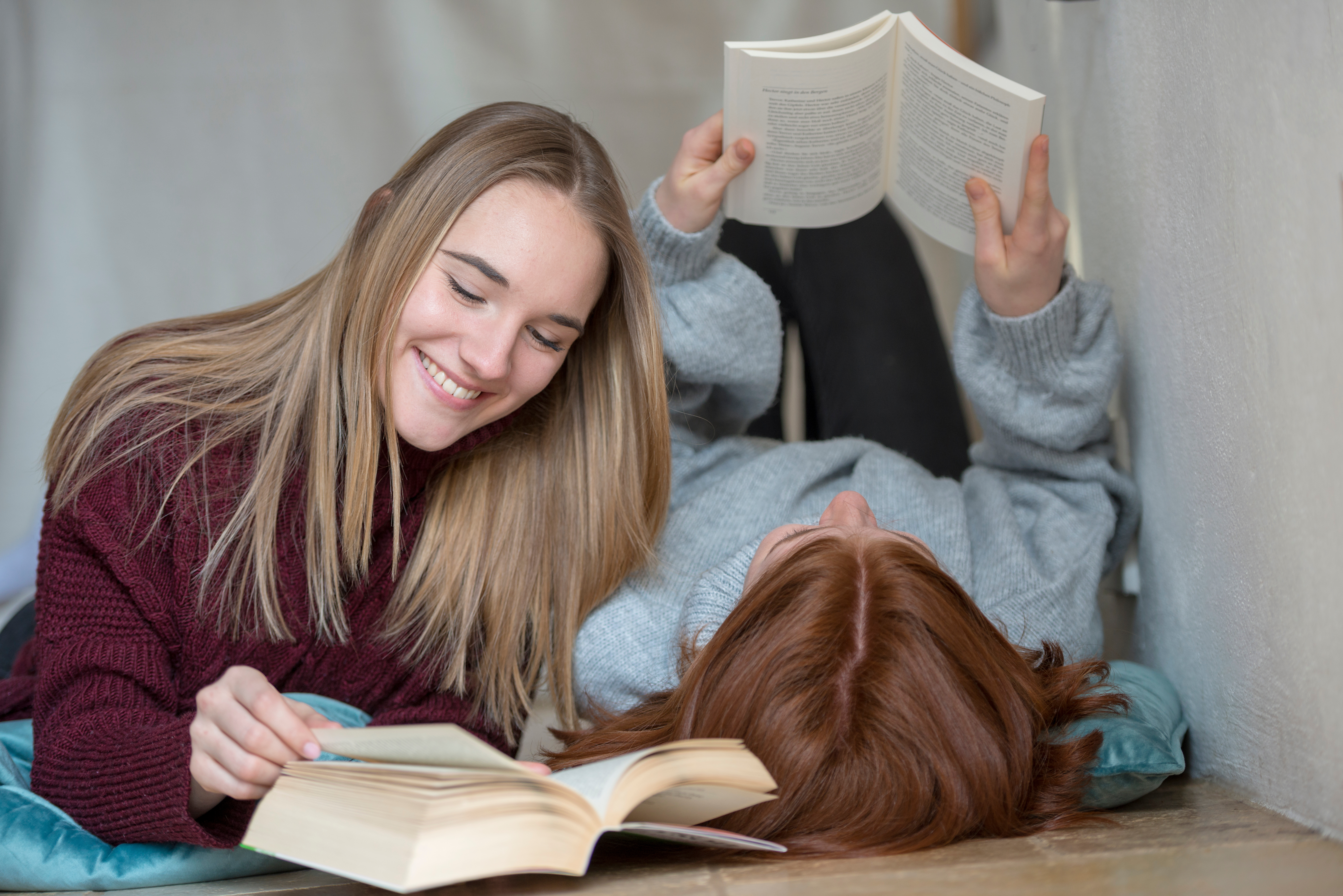 Zwei Freundinnen lesen gemeinsam Bücher