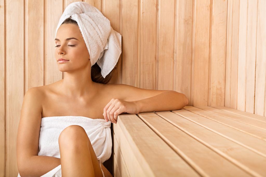 Eine Frau entspannt in der Sauna