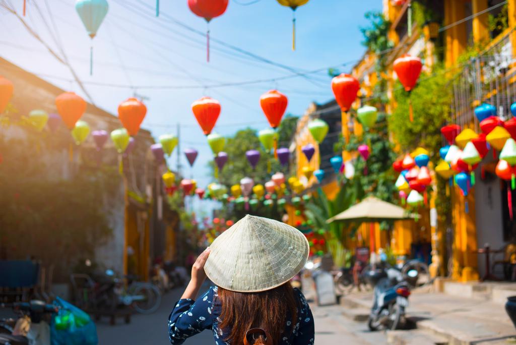 Eine Straße mit bunten Laternen in Hoi An