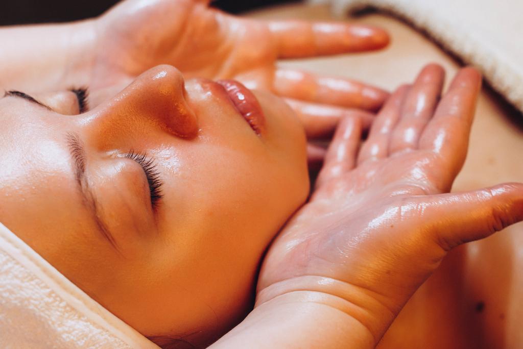 Eine Frau erhält eine Gesichtsmassage vor Nasya