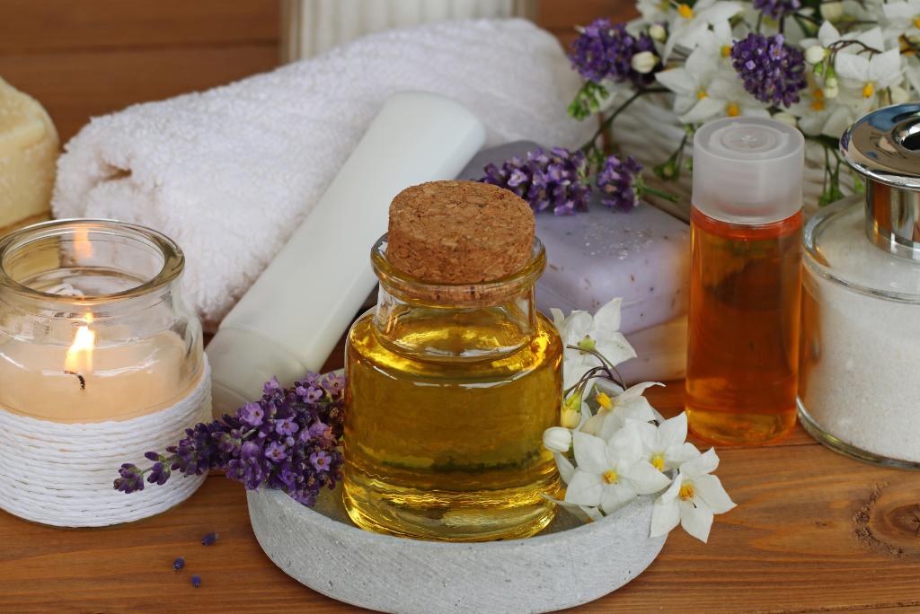 Verschiedene ayurvedische Öle und Kräuter