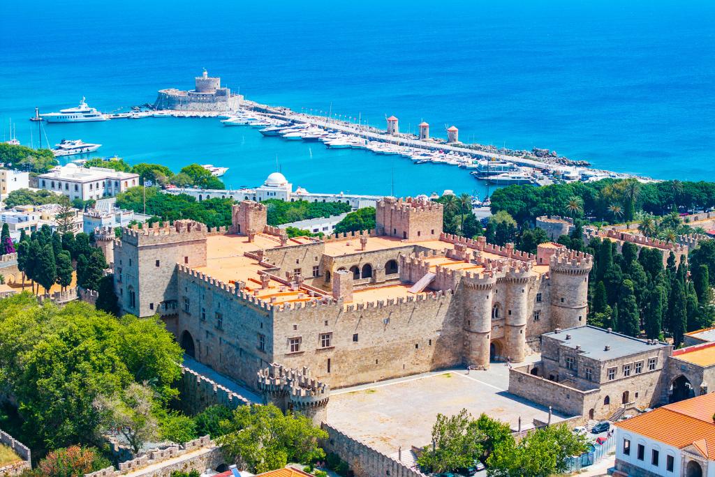Der Großmeisterpalast auf Rhodos, im Hintergrund der Mandraki-Hafen