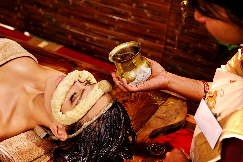 Eine Frau beim Ayurveda-Augenbad